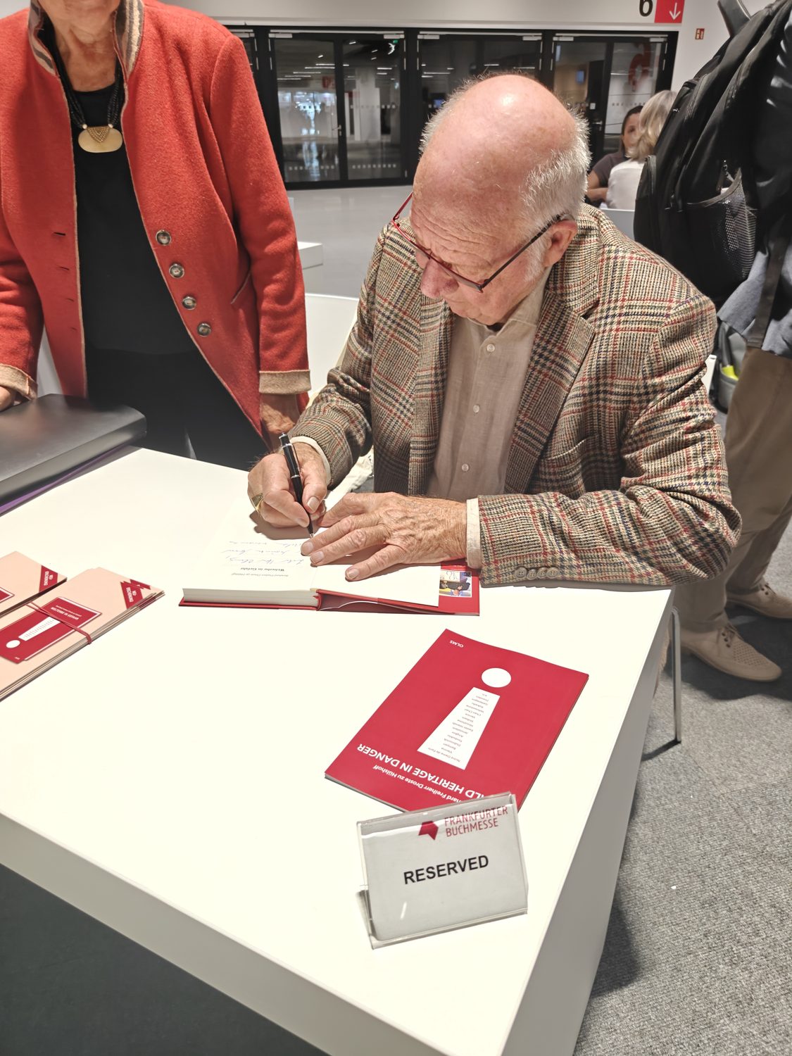 Bernd von Droste zu Hülshoff signiert ein Exemplar von »Welterbe in Gefahr«