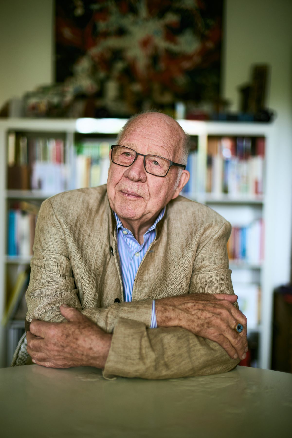 Bernd von Droste zu Hülshoff in seinem Arbeitszimmer vor seiner Bibliothek